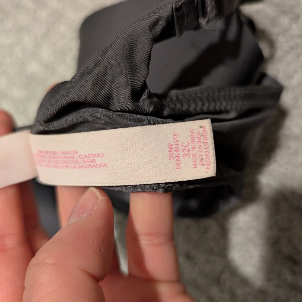 3 Victoria Secret Bras 32C - Picture 5 of 7